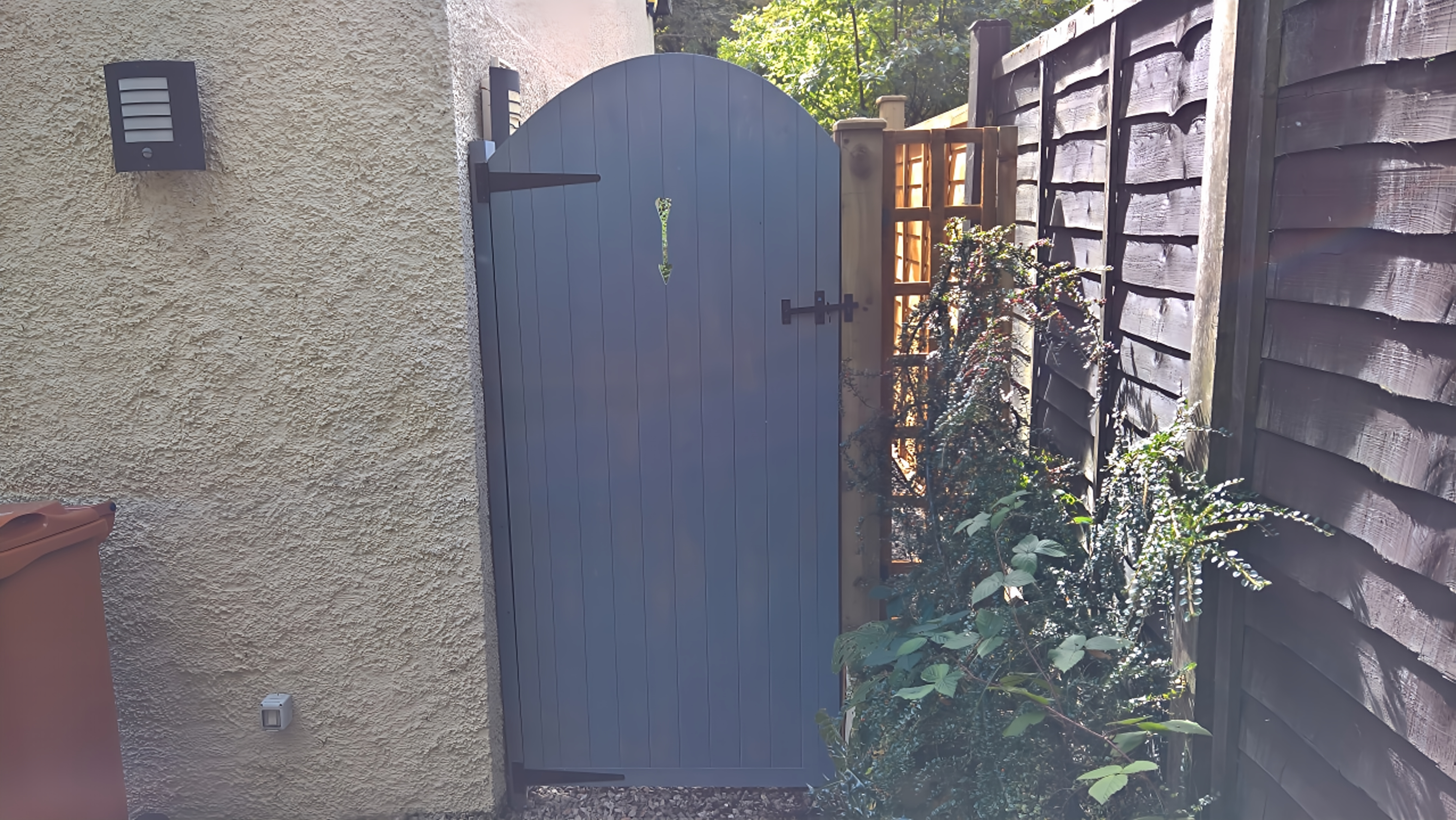 Custom timber garden gate installation Glasgow properties
